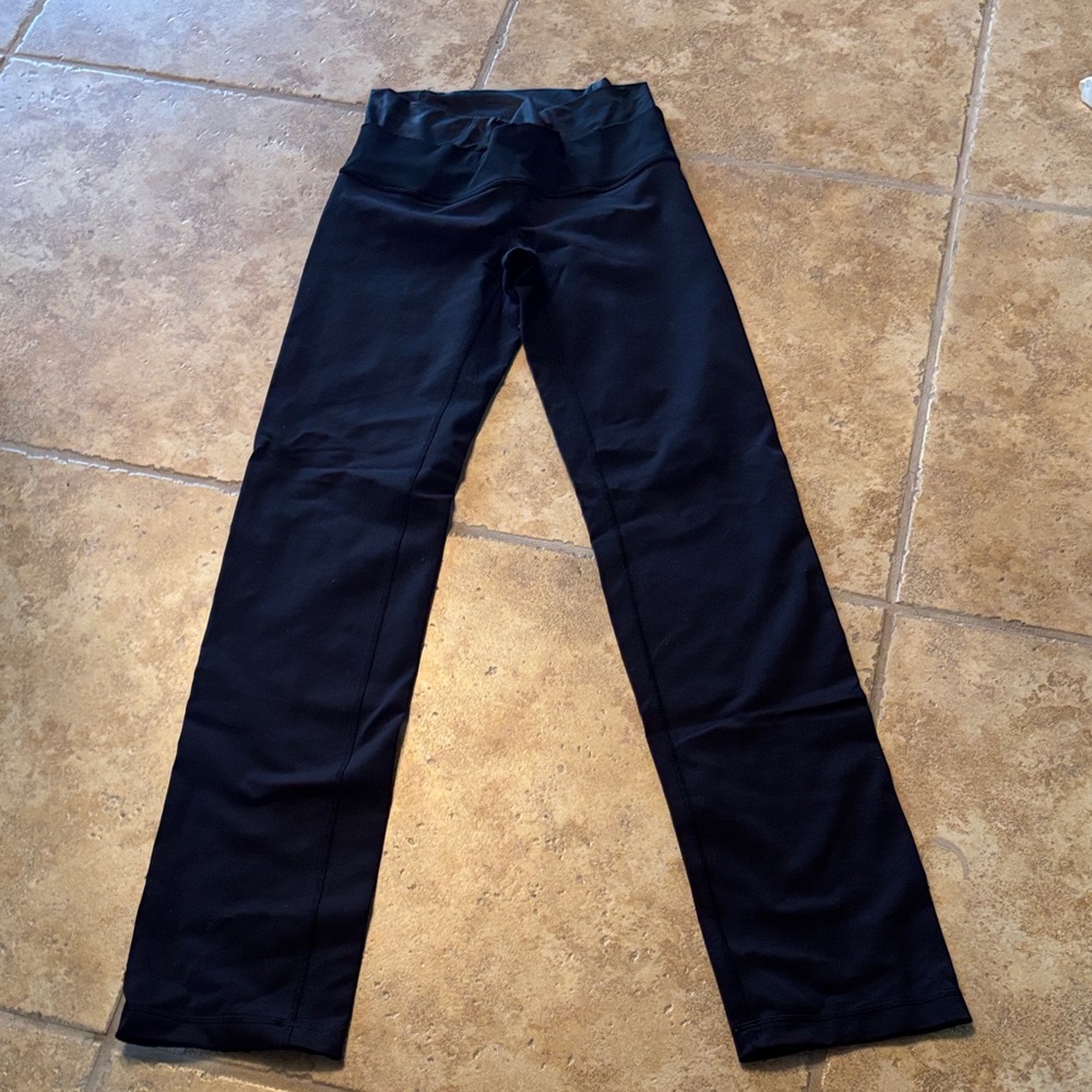Lululemon ladies Black  Highwaisted Pants. Size 6 EUC. Camo waistband.